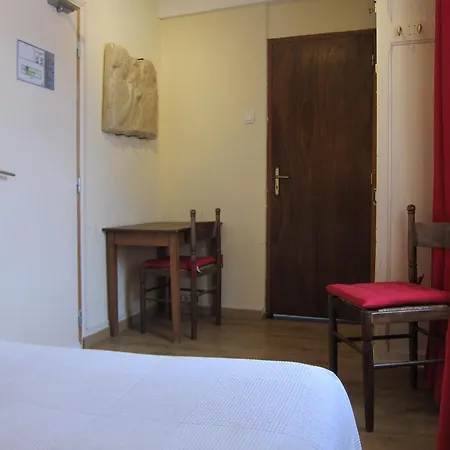 Des Deux Rivieres Hotel *